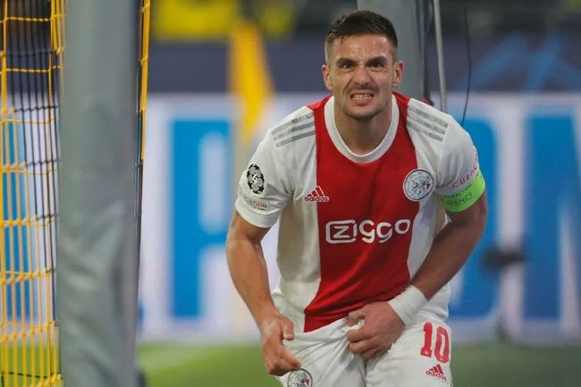 他在右后卫 他在右后卫